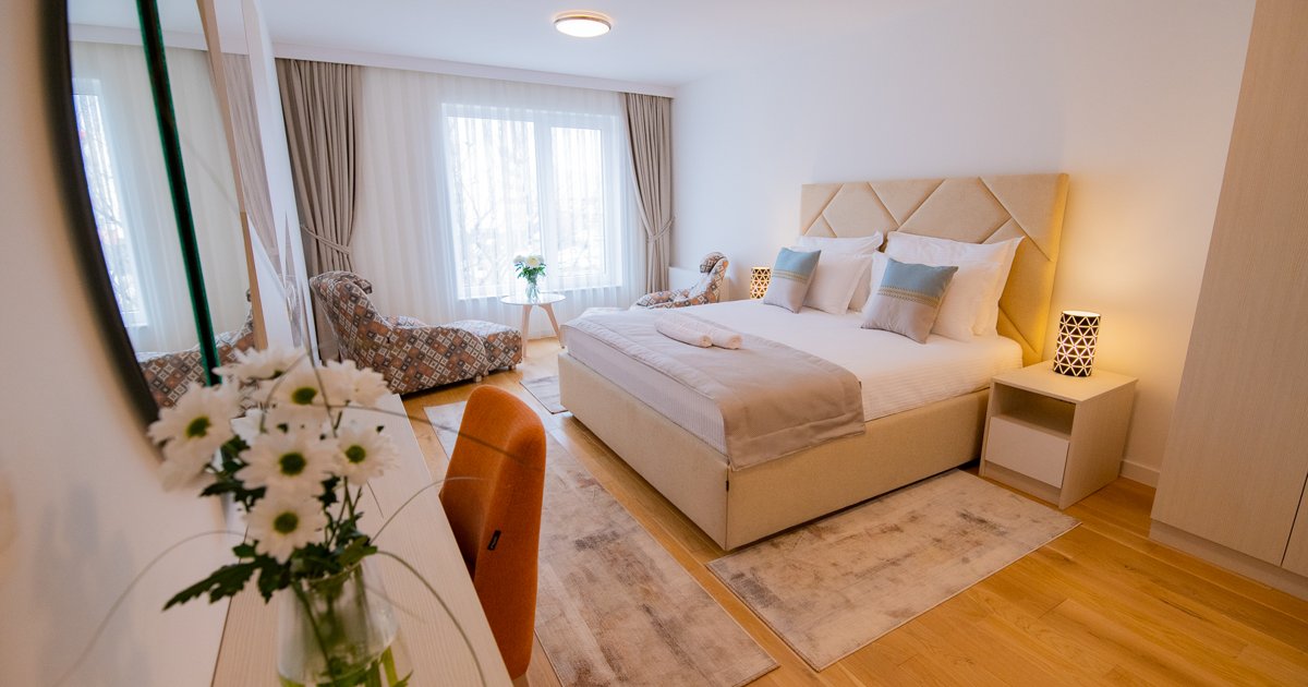 Svijetla spavaća soba u apartmanu River Walk